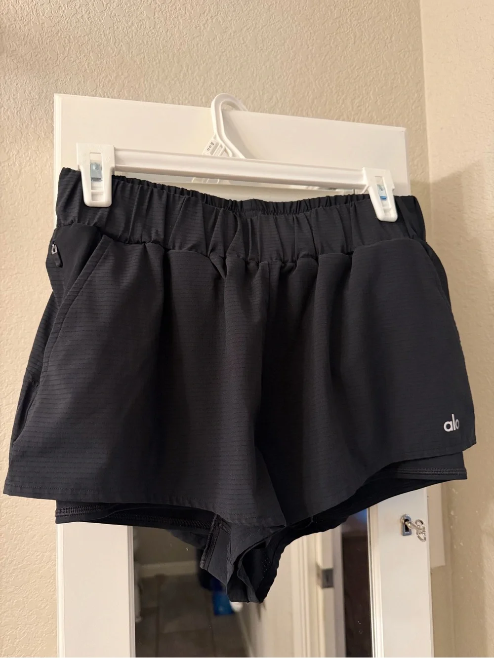 ALO Yoga Sport Star Short- BLACK
